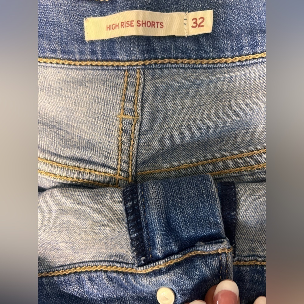 Women’s distressed Levi’s high rise denim shorts size 32 - Picture 4 of 8